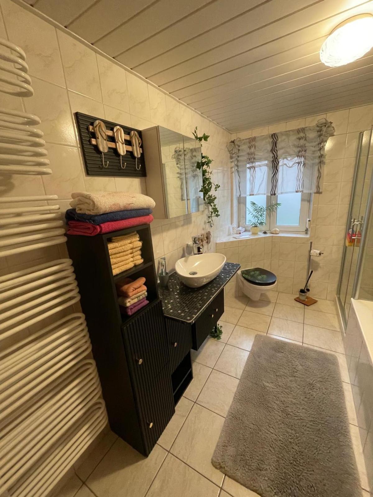 Schoene Ferienwohnung In Bahnhofsnaehe Fuer Urlaub, Studium Oder Arbeit デッゲンドルフ エクステリア 写真